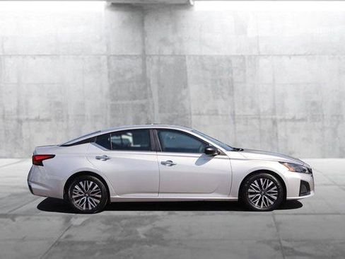 Used 2024 Nissan Altima 2.5 SV image 5