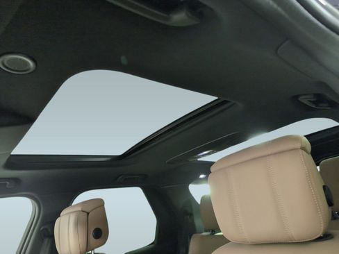 Used 2025 Land Rover Discovery Dynamic SE image 12