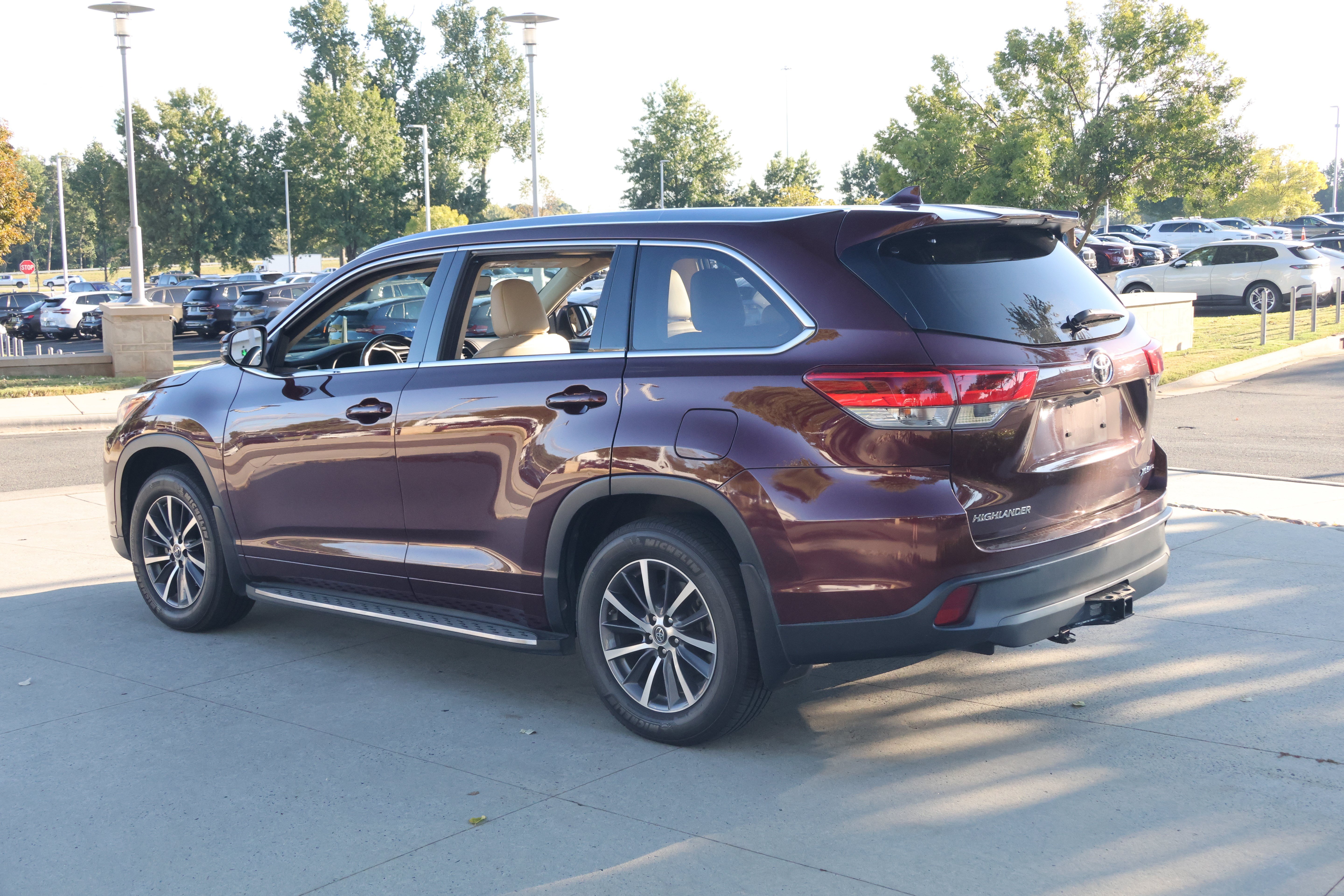 Used 2017 Toyota Highlander XLE AWD/4WD image 7