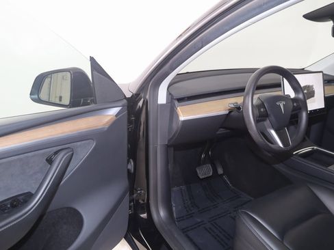 Used 2025 Tesla Model Y Long Range image 51