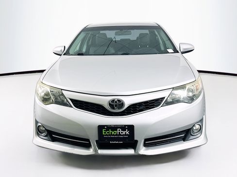 Used 2014 Toyota Camry SE image 2