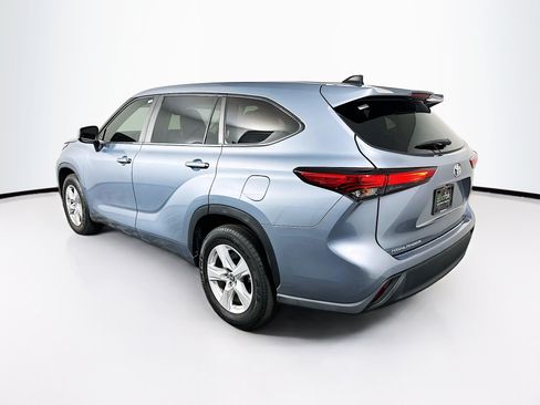Used 2023 Toyota Highlander LE FWD image 5
