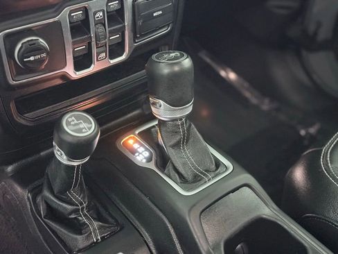 Used 2018 Jeep Wrangler Unlimited Sahara AWD/4WD image 15
