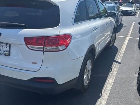 Used 2017 Kia Sorento LX w/ LX Convenience Package image 3