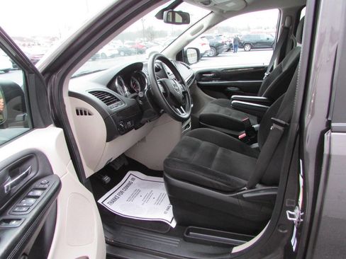 Used 2018 Dodge Grand Caravan SE w/ UConnect Hands-Free Group image 6