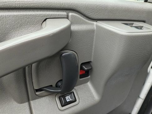Used 2018 Chevrolet Express 2500 w/ Driver Convenience Package RWD image 8