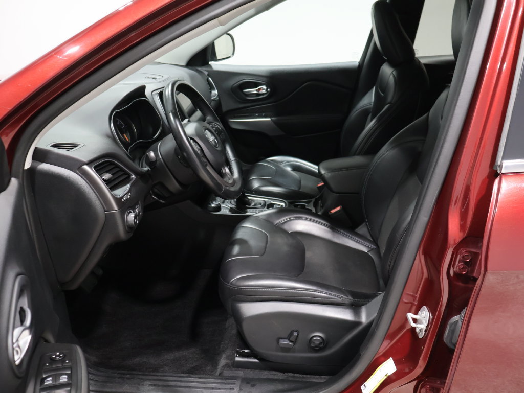 Used 2019 Jeep Cherokee Latitude Plus w/ Cold Weather Group AWD/4WD image 9