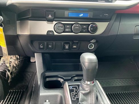 Used 2022 Toyota Tacoma SR5 w/ Technology Package RWD image 18