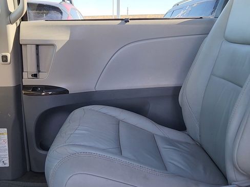 Used 2016 Toyota Sienna XLE image 17