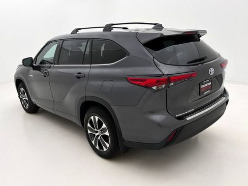 Used 2021 Toyota Highlander XLE AWD/4WD image 9