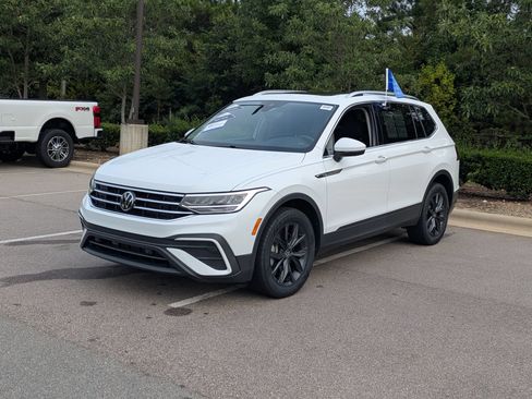 Used 2024 Volkswagen Tiguan SE w/ Panoramic Sunroof Package AWD/4WD image 8