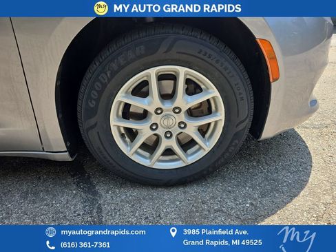 Used 2017 Chrysler Pacifica Touring FWD image 31
