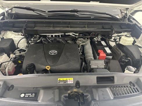 Used 2020 Toyota Highlander XLE AWD/4WD image 12