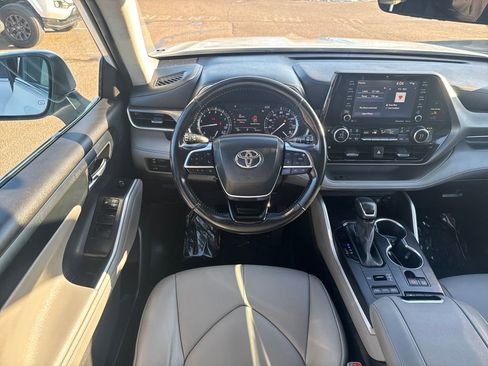 Used 2021 Toyota Highlander XLE image 14