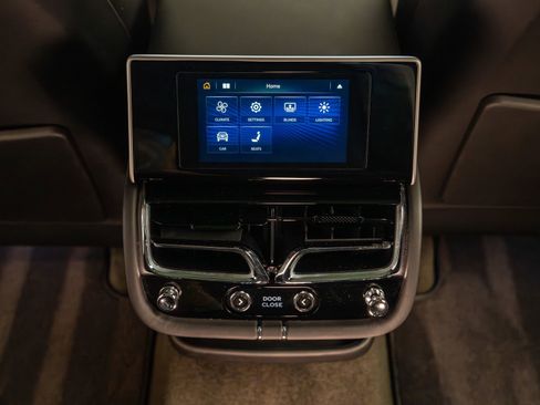 Used 2023 Bentley Bentayga Extended Wheelbase AWD/4WD image 28