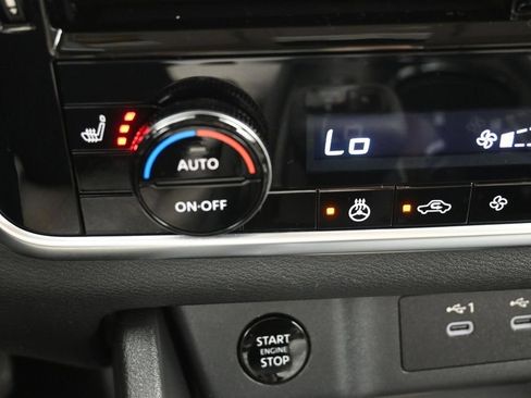 Used 2025 Nissan Rogue SL AWD/4WD image 36