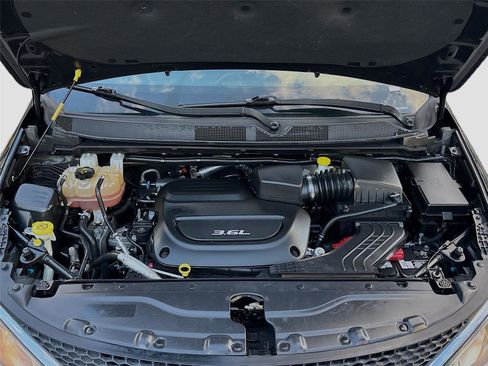 Used 2018 Chrysler Pacifica Touring-L image 33