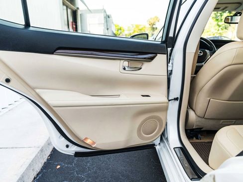 Used 2014 Lexus ES 350 w/ Premium Package FWD image 23