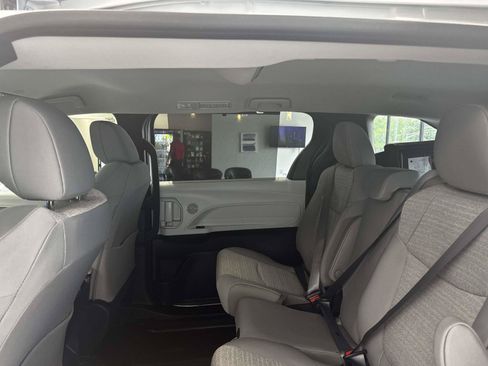 Used 2026 Toyota Sienna LE FWD image 12
