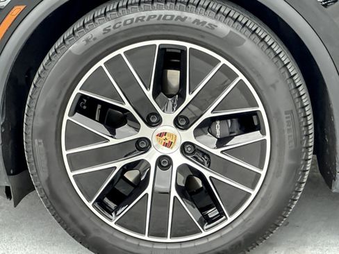 Used 2025 Porsche Macan 4 Electric AWD/4WD image 26