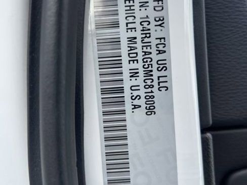 Used 2021 Jeep Grand Cherokee Laredo image 30