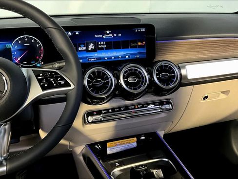 New 2026 Mercedes-Benz GLB 250 4MATIC image 8