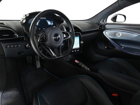 Used 2023 McLaren Artura image 9