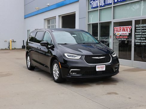 Used 2024 Chrysler Pacifica Touring-L FWD image 2