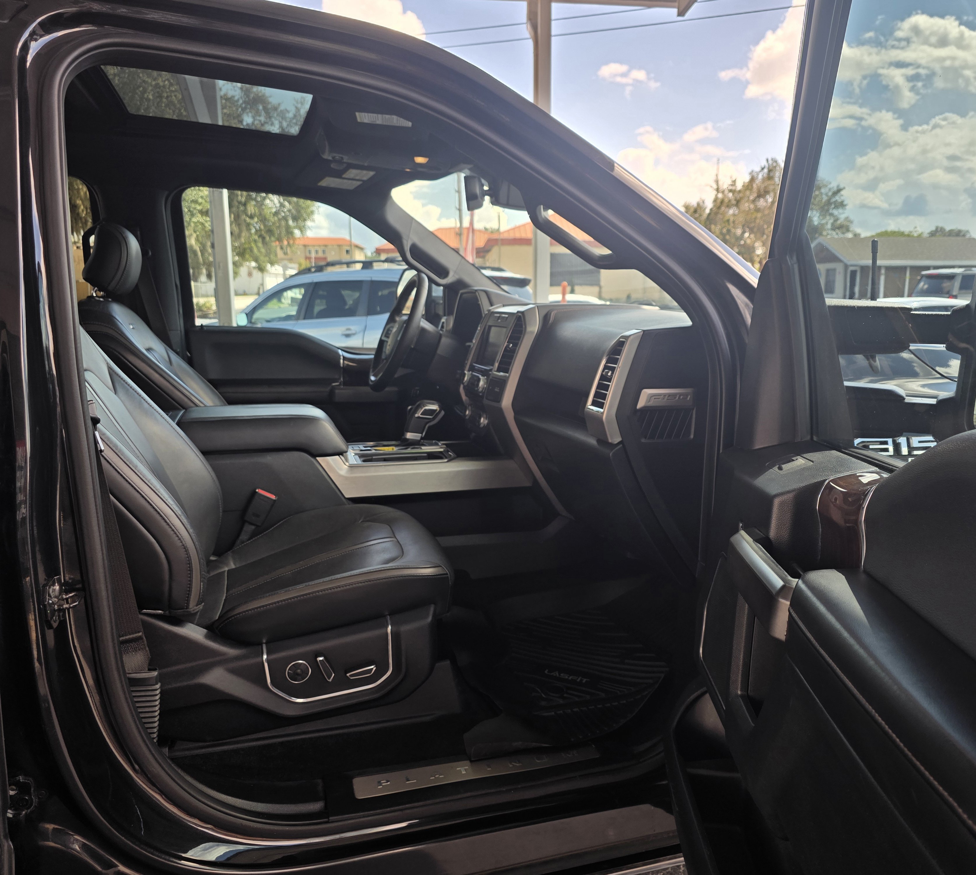 Used 2015 Ford F150 Platinum w/ Equipment Group 701A Luxury AWD/4WD image 29