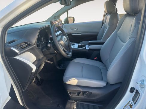 New 2026 Toyota Sienna XLE image 9
