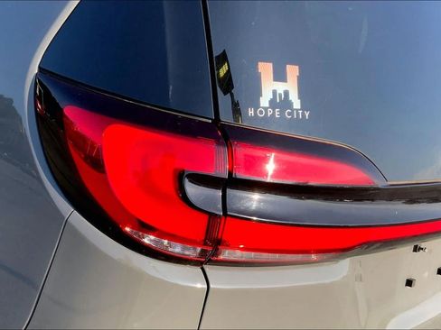 Used 2021 Chrysler Pacifica Touring-L w/ Uconnect Theater Family Group FWD image 25