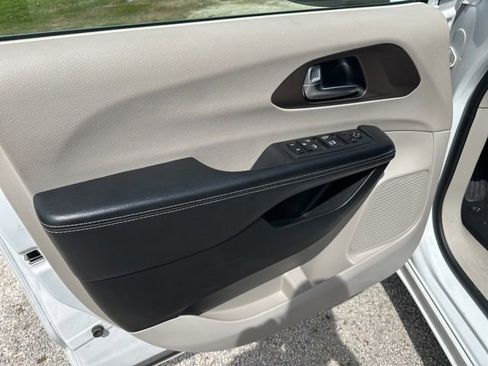 Used 2022 Chrysler Voyager LX FWD image 12