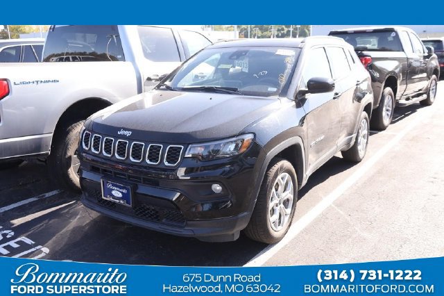 Used 2025 Jeep Compass Latitude w/ Sun & Sound Group AWD/4WD image 1