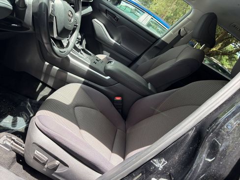 Used 2025 Toyota Highlander LE FWD image 39