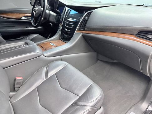 Used 2019 Cadillac Escalade Luxury AWD/4WD image 11