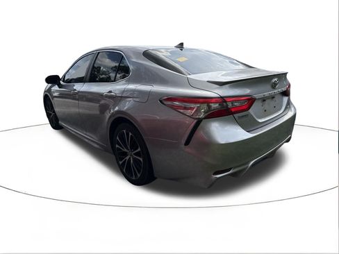 Used 2019 Toyota Camry SE FWD image 3