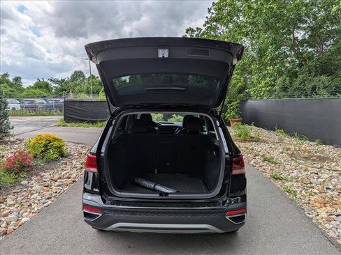 Used 2024 Volkswagen Taos SE w/ Panoramic Sunroof Package FWD image 17