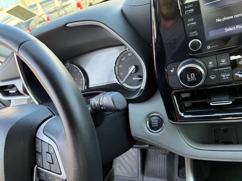 Used 2022 Toyota Highlander XLE FWD image 23