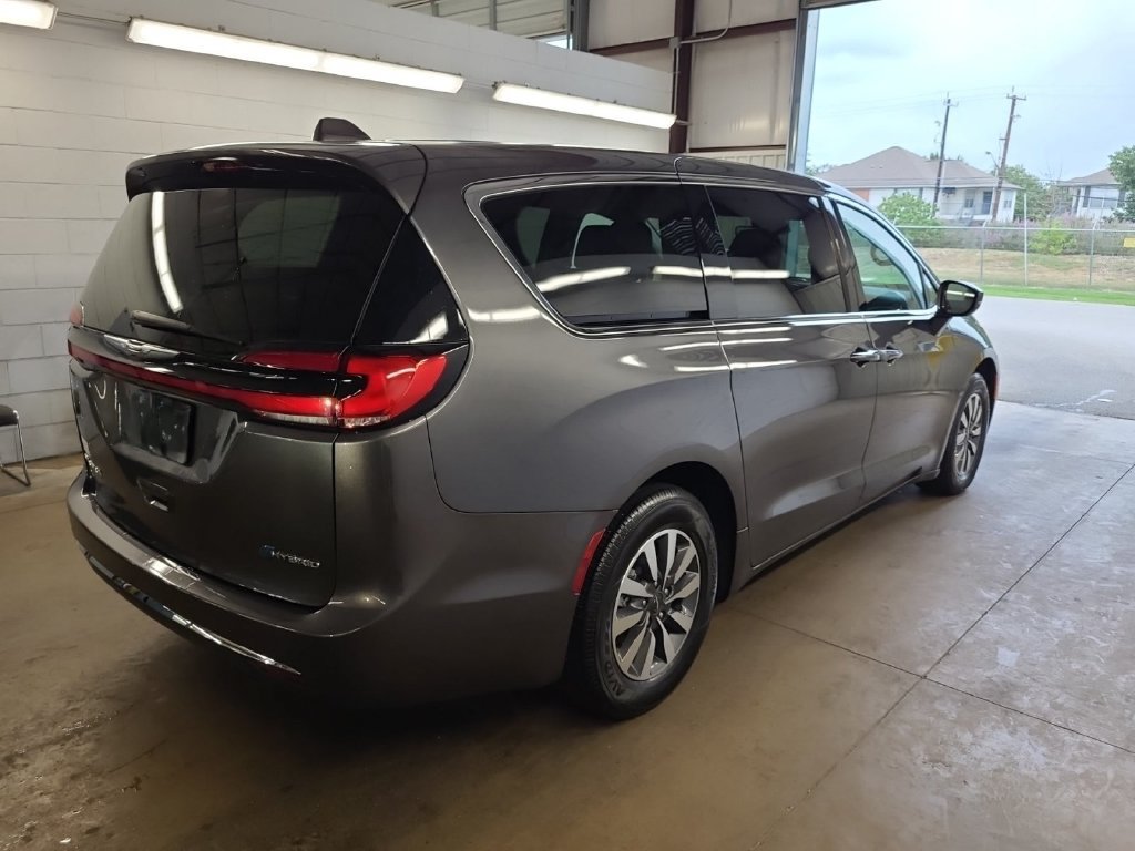 Used 2022 Chrysler Pacifica Touring-L FWD image 2