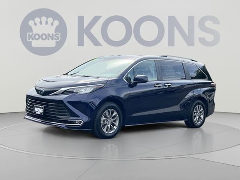 Used 2023 Toyota Sienna XLE FWD image 1