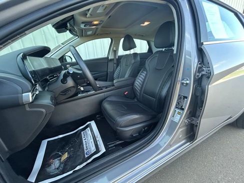 Used 2025 Hyundai Elantra Limited FWD image 29
