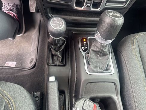 Used 2025 Jeep Wrangler Unlimited Sahara image 18