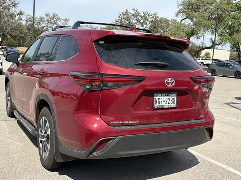 Certified 2025 Toyota Highlander XLE image 9