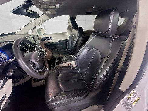 Used 2022 Chrysler Pacifica Touring-L FWD image 11
