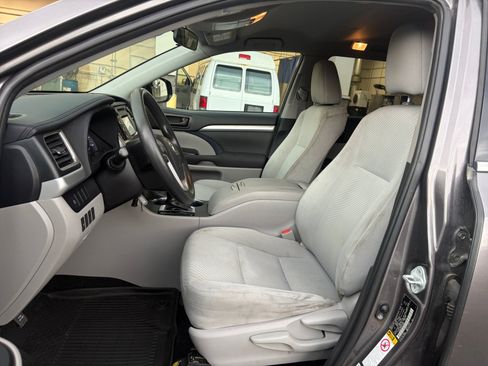 Used 2019 Toyota Highlander LE AWD/4WD image 19