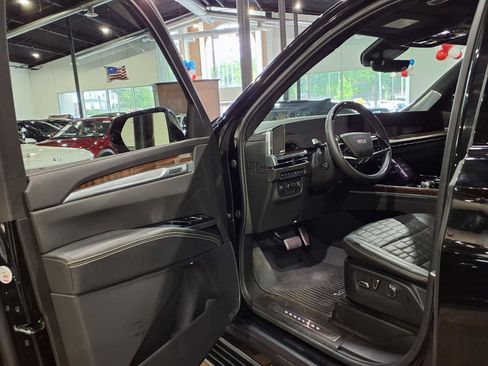 Used 2025 Cadillac Escalade Sport Platinum w/ LPO, ONYX Package AWD/4WD image 21