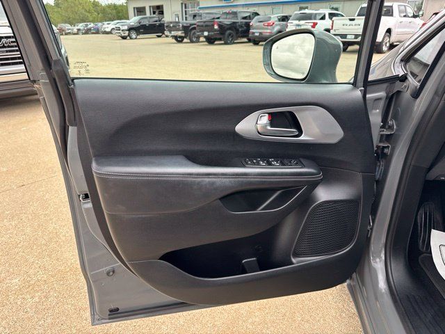 Used 2021 Chrysler Pacifica Touring w/ S Appearance Package FWD image 13