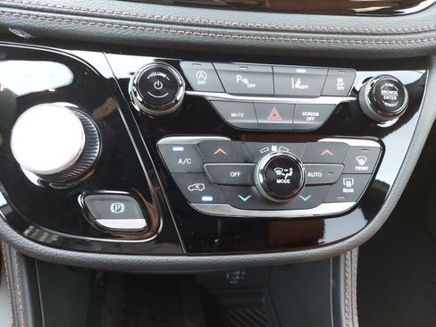 New 2026 Chrysler Pacifica Pinnacle image 36