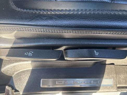 Used 2024 GMC Yukon XL Denali image 27