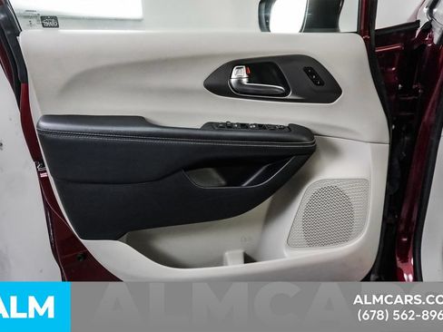 Used 2023 Chrysler Pacifica Touring-L FWD image 39